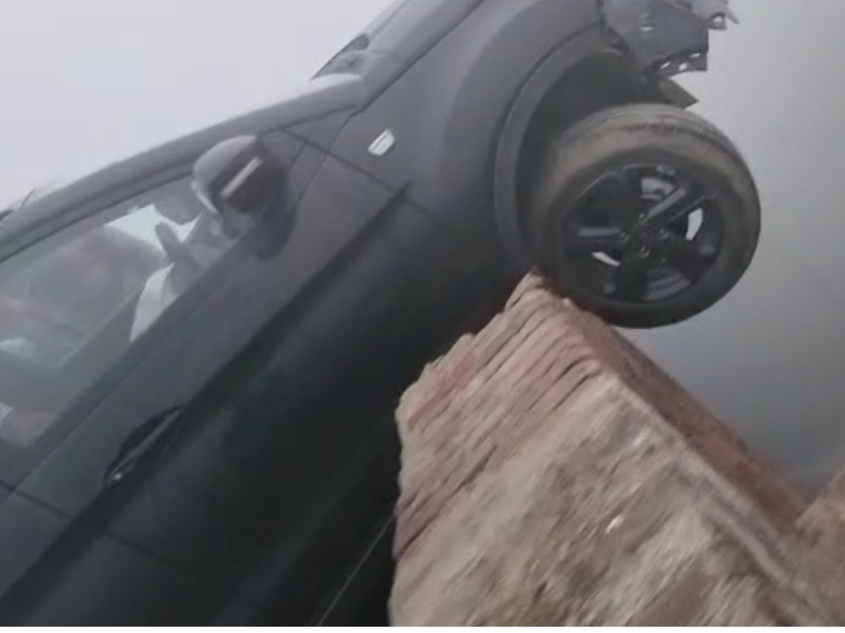 Read more about the article Tata Nexon accident in fog shows the 5 star quality of this car ; Watch full video